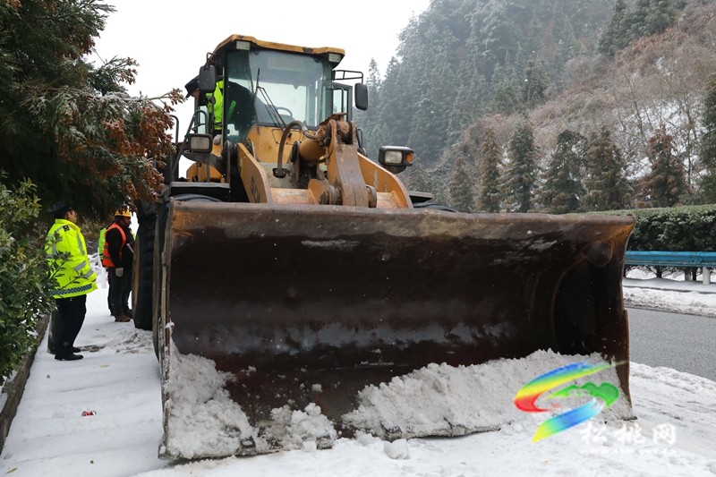除雪保暢，情暖回家路