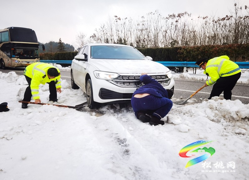 除雪保暢，情暖回家路