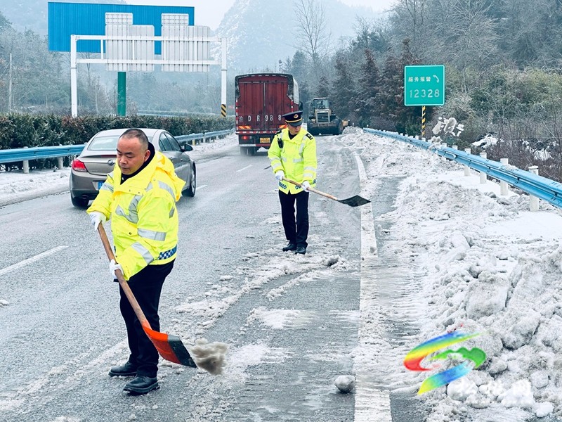 除雪保暢，情暖回家路