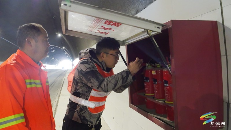 松桃公路:過年不打烊 公路安全有保障