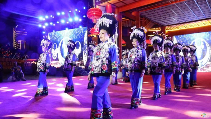 驚艷又震撼!松桃苗族非遺秀演巡游銅仁中南門(mén)