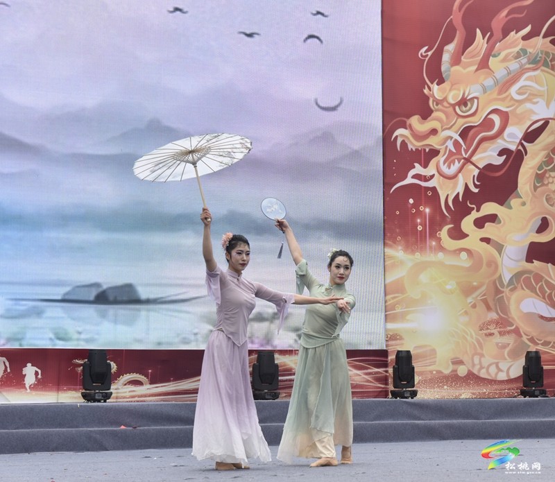 松桃舉行春之韻“歡樂松桃”鄉(xiāng)村大舞臺(tái)文藝節(jié)目展演活動(dòng)