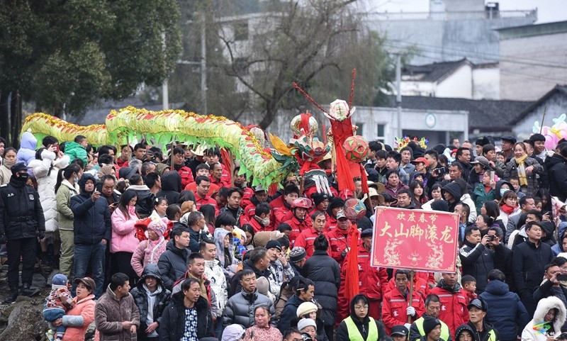 松桃舉辦第十四屆中國寨英滾龍文化藝術(shù)節(jié)