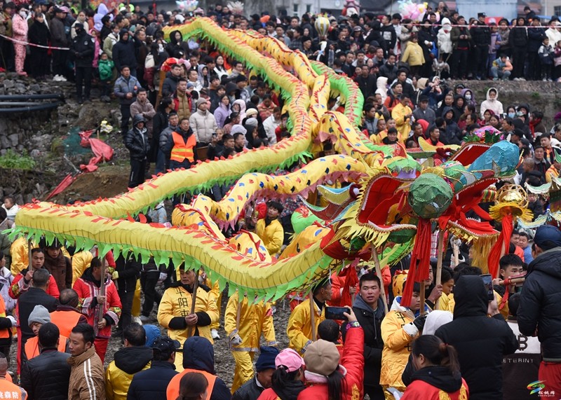松桃舉辦第十四屆中國寨英滾龍文化藝術(shù)節(jié)