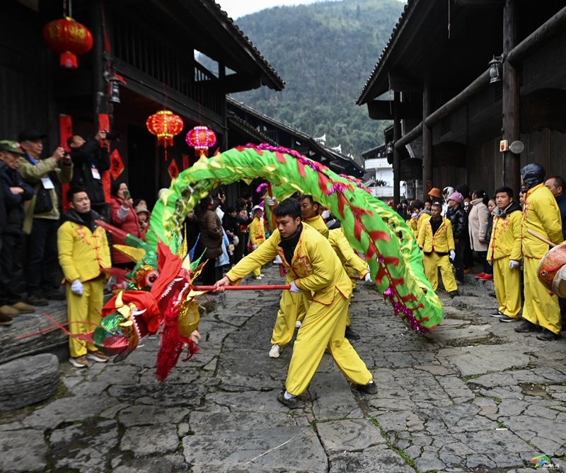 松桃舉辦第十四屆中國寨英滾龍文化藝術(shù)節(jié)
