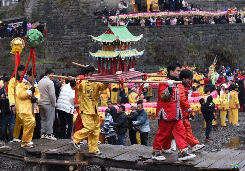 松桃舉辦第十四屆中國寨英滾龍文化藝術(shù)節(jié)