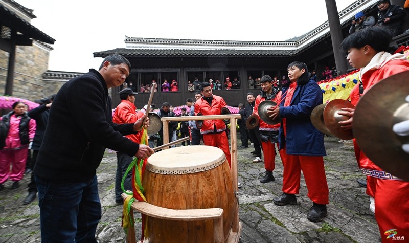 松桃舉辦第十四屆中國寨英滾龍文化藝術(shù)節(jié)