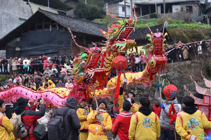 松桃舉辦第十四屆中國寨英滾龍文化藝術(shù)節(jié)