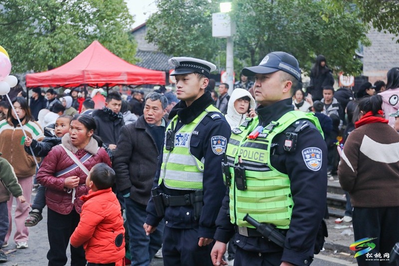 松桃公安圓滿完成2024寨英滾龍文化藝術(shù)節(jié)安保任務(wù)