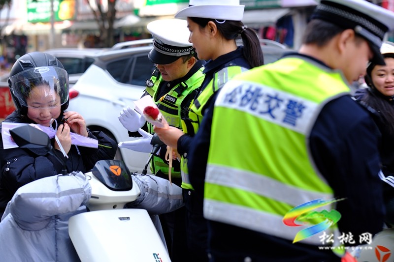 松桃交警“浪漫”執(zhí)法 送上“花”式祝福