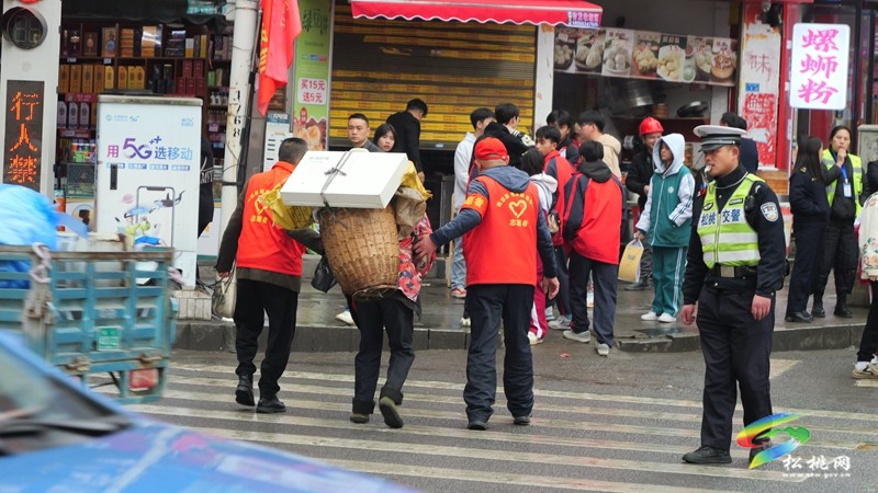 松桃：弘揚(yáng)雷鋒精神 文明交通志愿行