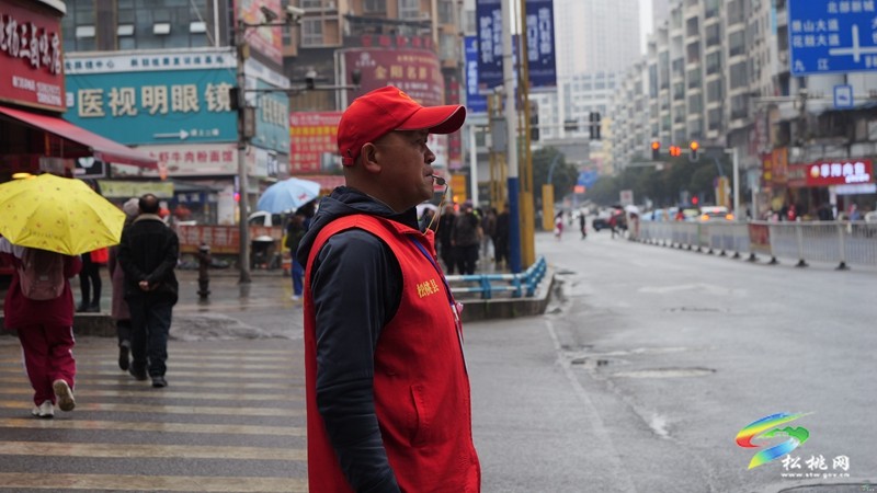 松桃：弘揚(yáng)雷鋒精神 文明交通志愿行