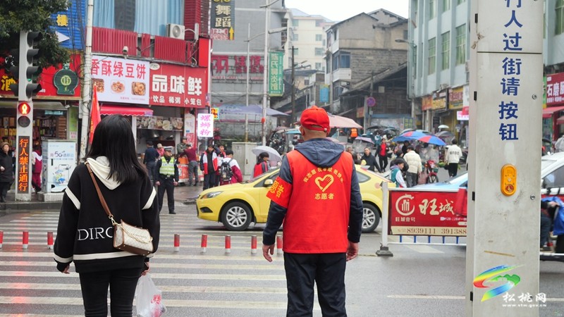 松桃：弘揚(yáng)雷鋒精神 文明交通志愿行