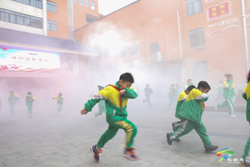 銅仁市學(xué)校第29個(gè)全國(guó)中小學(xué)生安全教育日和第9個(gè)全民國(guó)家安全教育日暨消防疏散演練活動(dòng)舉行