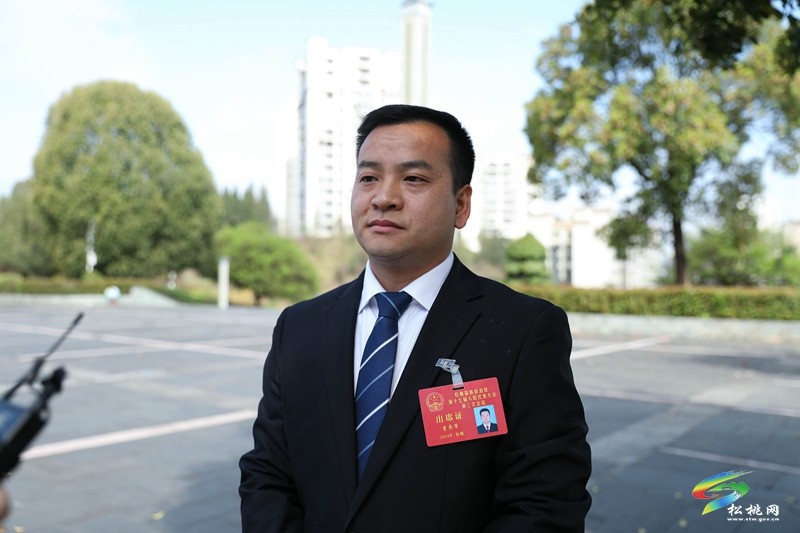縣十七屆人大三次會(huì)議進(jìn)行分組審議