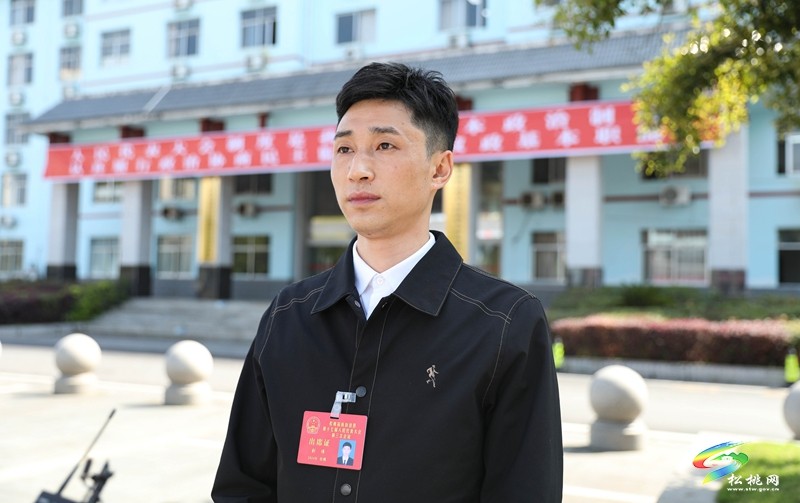 縣十七屆人大三次會(huì)議進(jìn)行分組審議