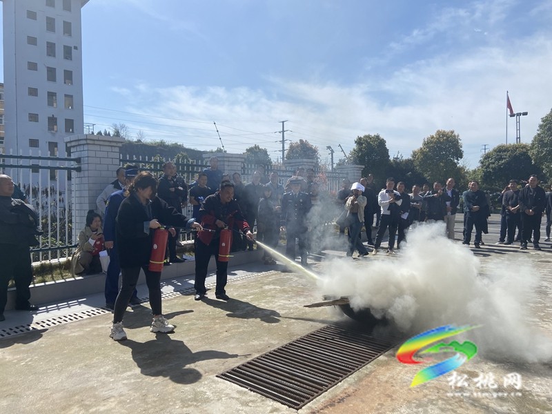 松桃消防對全縣教育系統(tǒng)開展消防安全培訓(xùn)演練活動