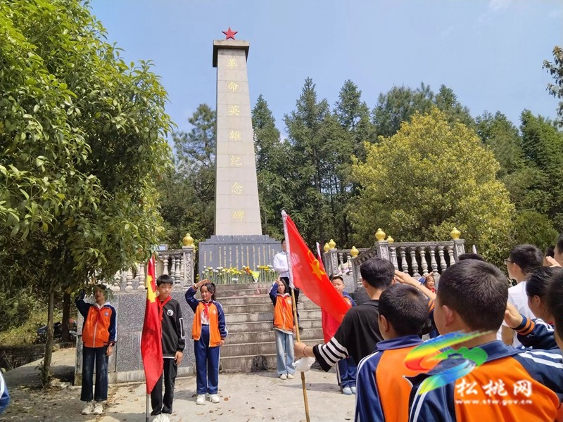 【網(wǎng)絡(luò)中國節(jié)·清明】盤信鎮(zhèn)民族完小開展清明掃墓活動(dòng)