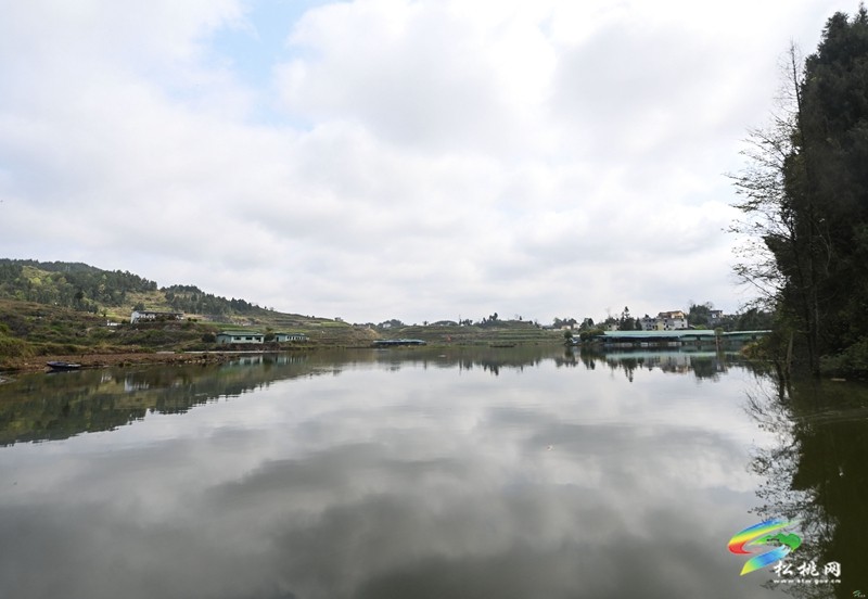 【多彩貴州·花漾中國】黃板鎮(zhèn)小灣村：洞口溶洞 魅力無窮