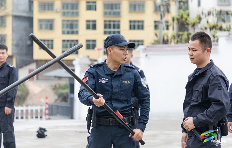 市公安局警務(wù)實戰(zhàn)教官團來松桃開展送教活動