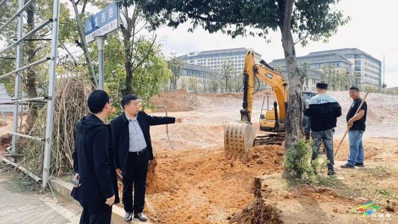 縣住房和城鄉(xiāng)建設(shè)局到建筑工地檢查創(chuàng)文創(chuàng)衛(wèi)工作