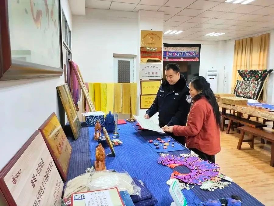 松桃公安:當(dāng)好警務(wù)聯(lián)絡(luò)官 助企高質(zhì)量發(fā)展