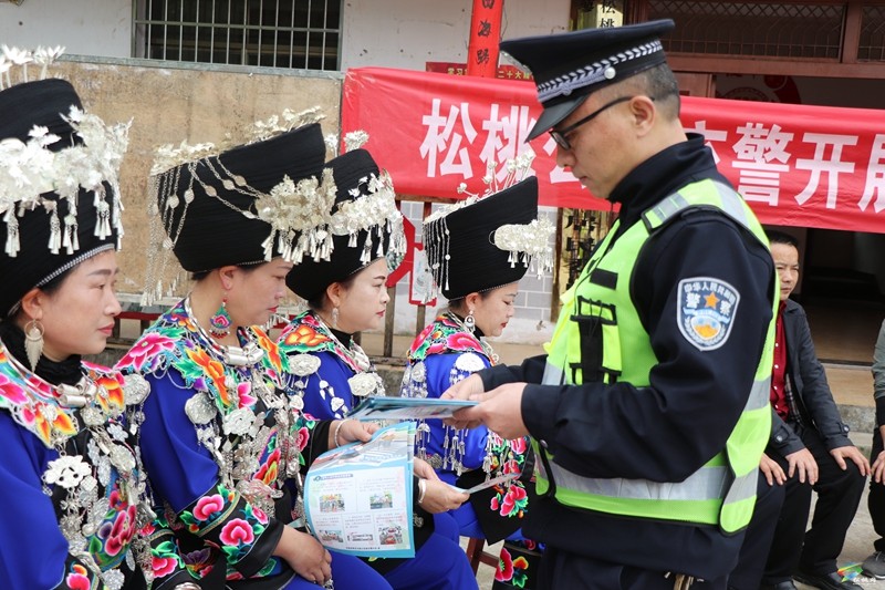 【法治松桃】松桃公安交警聯(lián)合多部門走進轄區(qū)開展“美麗鄉(xiāng)村行”交通安全巡回宣講活動?