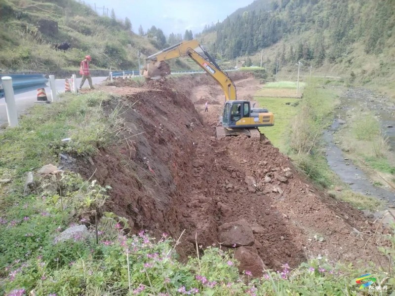 大干快上抓項(xiàng)目!松桃甘龍至永安公路改擴(kuò)建工程正在建設(shè)