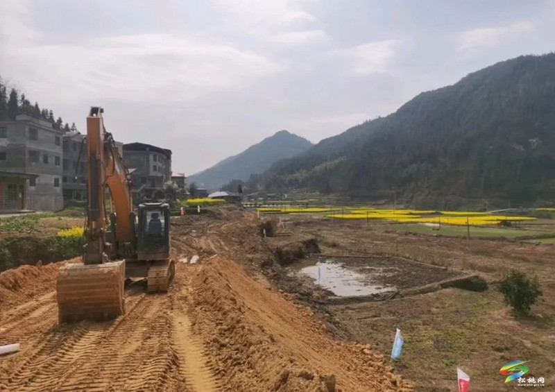 大干快上抓項(xiàng)目!松桃甘龍至永安公路改擴(kuò)建工程正在建設(shè)