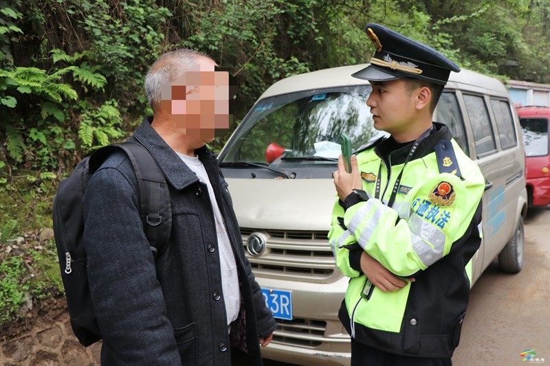 【法治松桃】縣公安局交警大隊聯(lián)合縣交通運(yùn)輸綜合行政執(zhí)法大隊開展春季交通安全專項整治行動