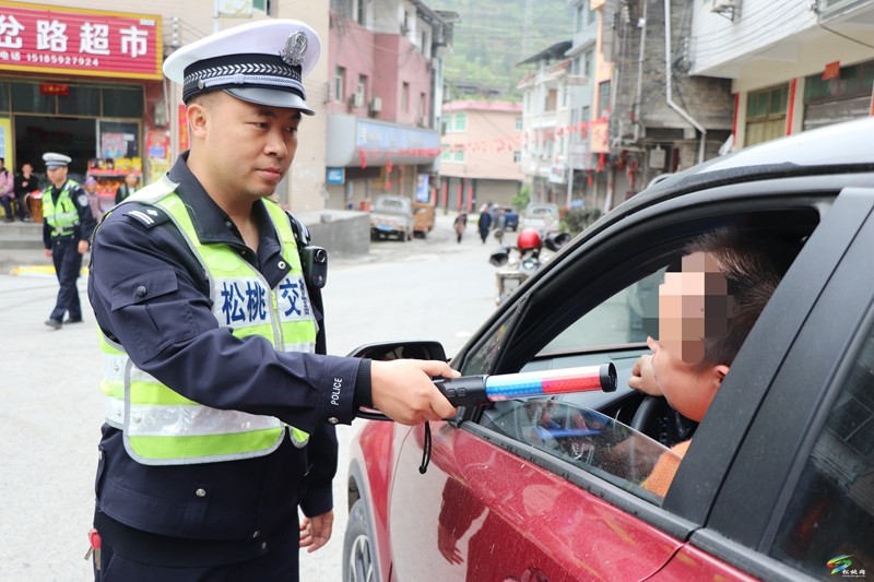 【法治松桃】縣公安局交警大隊聯(lián)合縣交通運(yùn)輸綜合行政執(zhí)法大隊開展春季交通安全專項整治行動