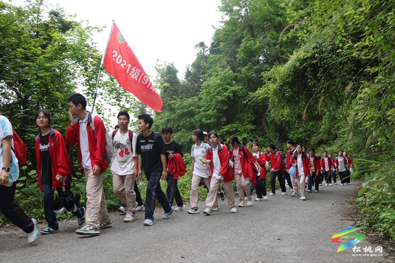 松桃民族中學：千名師生徒步釋壓迎高考