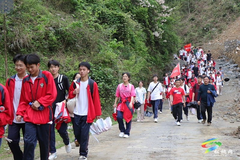 松桃民族中學：千名師生徒步釋壓迎高考