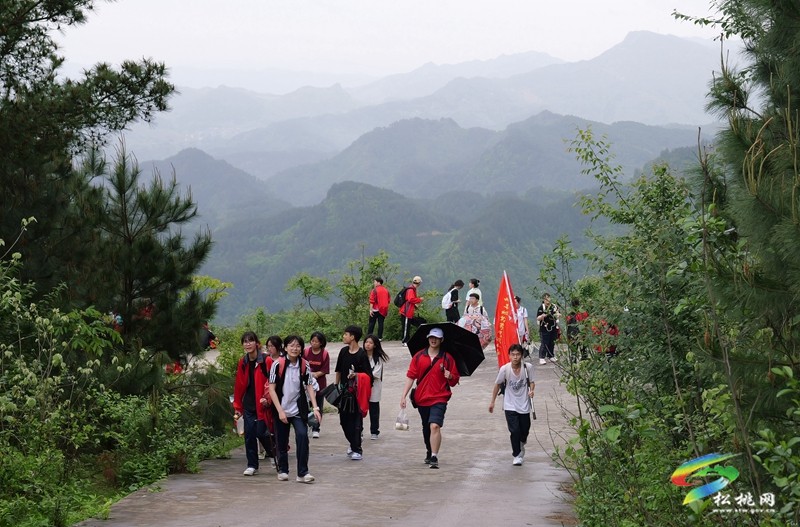 松桃民族中學：千名師生徒步釋壓迎高考
