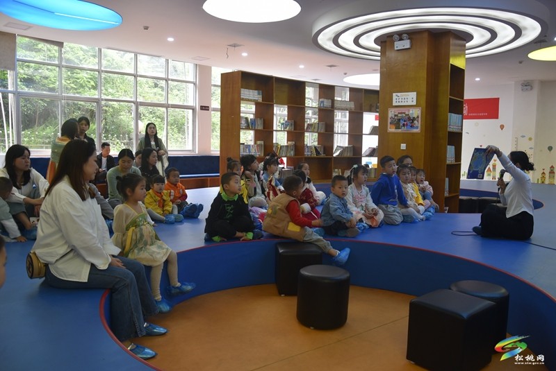 松桃德才幼兒園到縣圖書館開展世界讀書日活動(dòng)