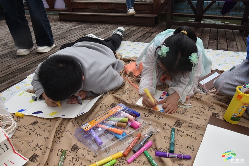 松桃德才幼兒園到縣圖書館開展世界讀書日活動(dòng)