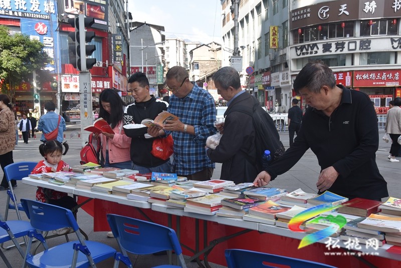 松桃圖書館開展“再發(fā)現(xiàn)圖書館·共讀現(xiàn)代文明”4.23世界讀書日系列閱讀推廣活動(dòng)