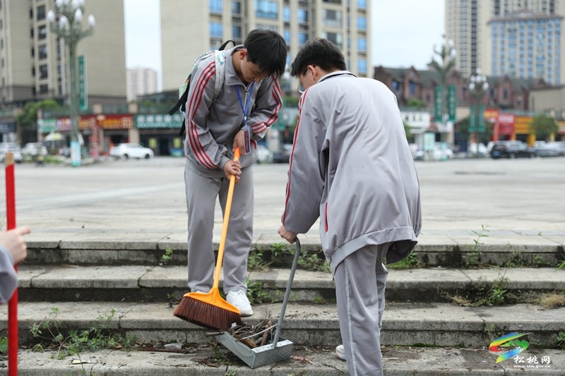 松桃民族中學(xué)：學(xué)生共參與 環(huán)保“凈”行時(shí)