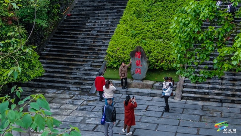 松桃：“五一”假期 潛龍洞景區(qū)持續(xù)釋放消費活力