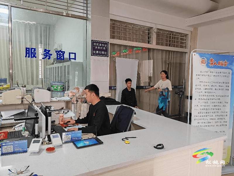 延時(shí)服務(wù) 溫暖民心——公安綜合窗口以實(shí)際行動踐行為民情懷