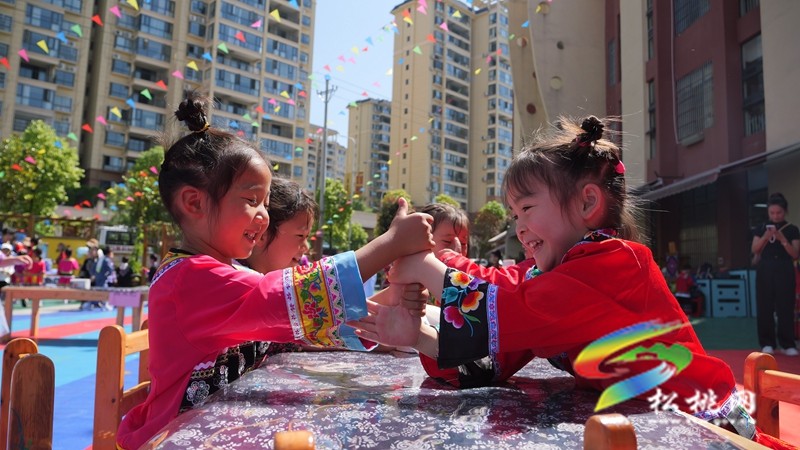松桃實(shí)驗(yàn)幼兒園:萌娃多彩活動(dòng)喜迎“四月八”