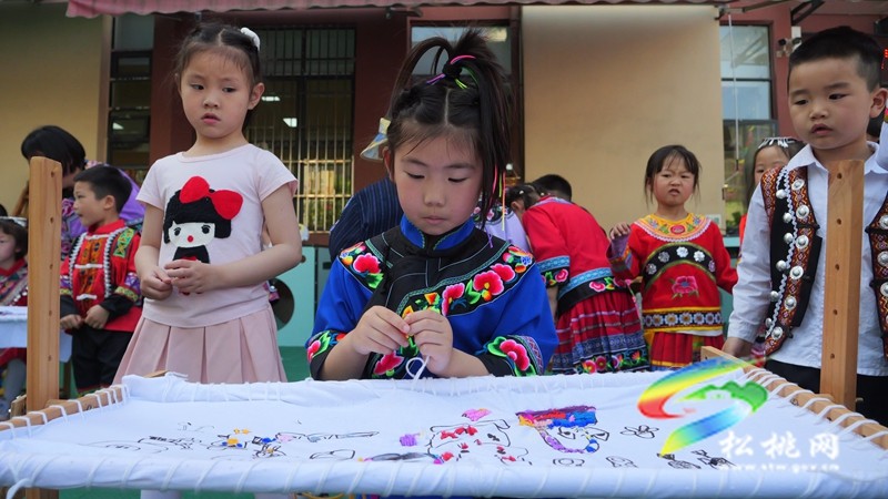 松桃實(shí)驗(yàn)幼兒園:萌娃多彩活動(dòng)喜迎“四月八”