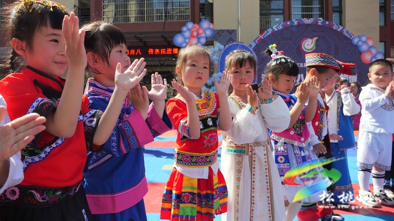 松桃實(shí)驗(yàn)幼兒園:萌娃多彩活動(dòng)喜迎“四月八”