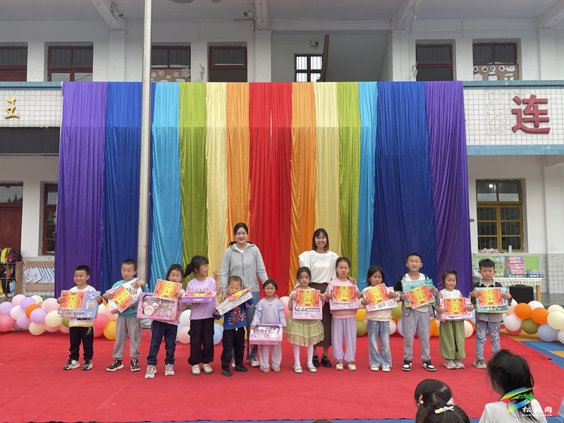寨英鎮(zhèn)上寨幼兒園舉辦“享悅書香·啟夢成長”故事比賽