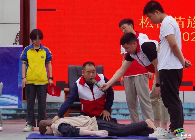 人人學(xué)急救 急救為人人——松桃苗族自治縣紅十字會(huì)聯(lián)合民族中醫(yī)院開(kāi)展應(yīng)急救護(hù)技能培訓(xùn)進(jìn)校園活動(dòng)
