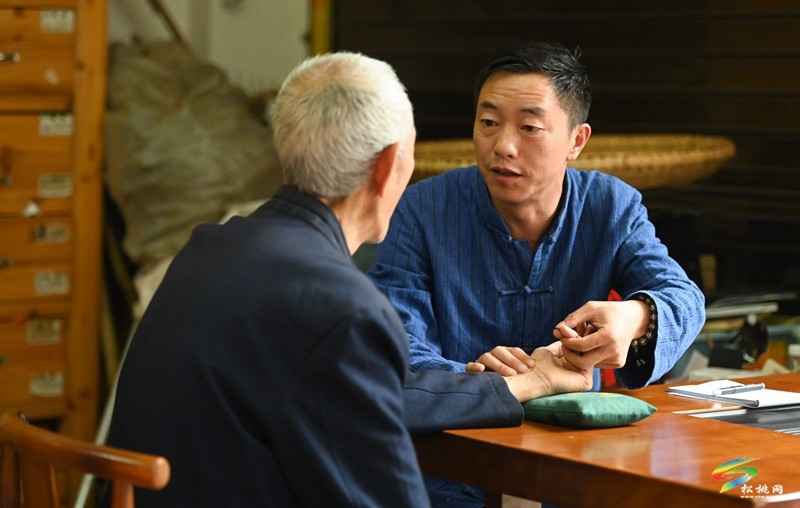 ?松桃苗醫(yī)龍曉金：治病救人?發(fā)揚(yáng)苗醫(yī)苗藥