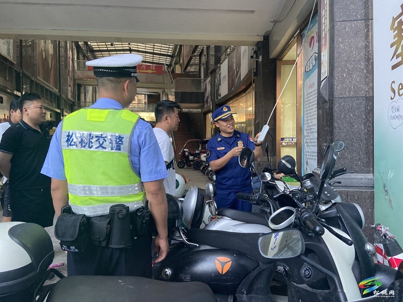 縣消防救援大隊(duì)聯(lián)合多部門(mén)集中夜查電動(dòng)自行車(chē)安全隱患