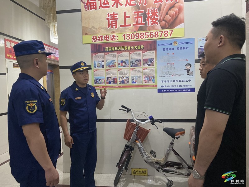 縣消防救援大隊(duì)聯(lián)合多部門(mén)集中夜查電動(dòng)自行車(chē)安全隱患