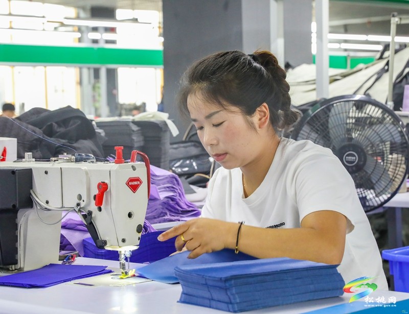 松桃：箱包企業(yè)開足馬力忙生產(chǎn)趕訂單