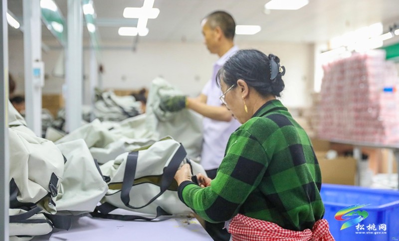 松桃：箱包企業(yè)開足馬力忙生產(chǎn)趕訂單